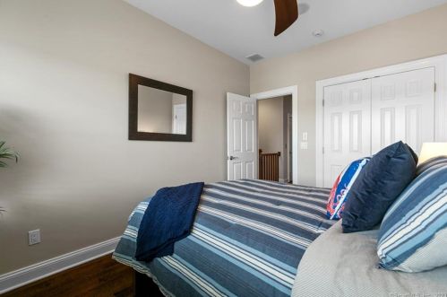 27 Pt Bch Dr, Milford CT 06460-7642 exterior