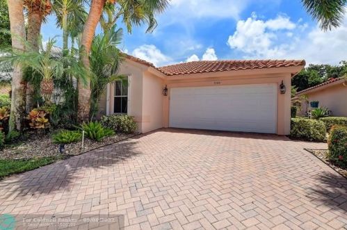 5100 Pelican Cove Dr, Boynton Beach, FL 33437-1688
