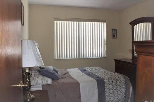 195 Swinton Ave, Bronx NY 10465-1920 exterior