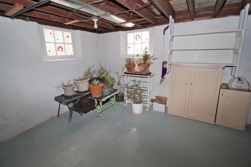 135 Gibbs Ave, Middletown RI 02840-2258 exterior