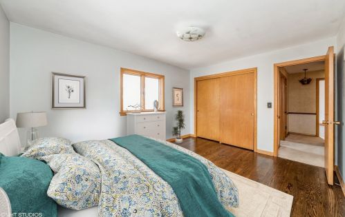 7542 Ainslie St, Chicago IL 60630-2302 exterior