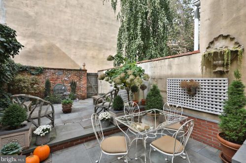 302 2nd St, Philadelphia PA 19148-1945 exterior