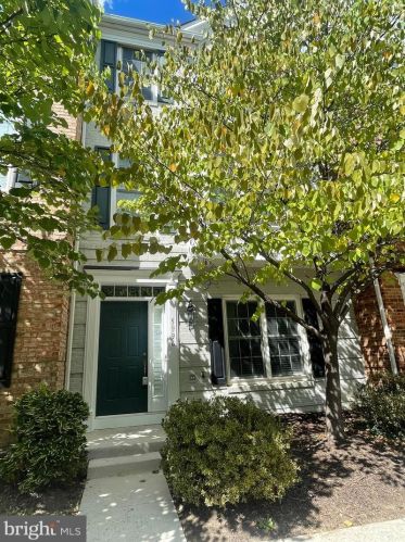 5996 Grand Pavilion Way, Alexandria VA  22303-2258 exterior