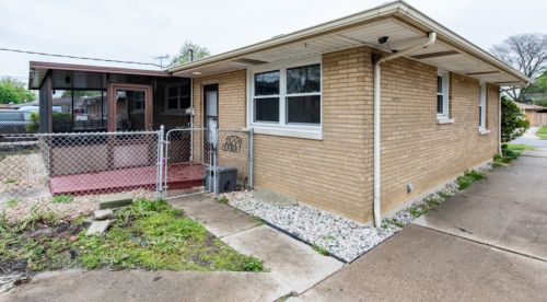 2212 Jackson St, Waukegan IL 60085-5443 exterior