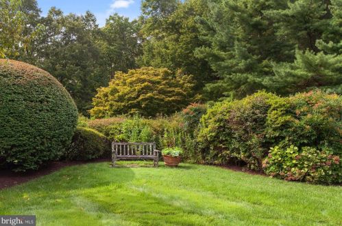 11013 Cripplegate Rd, Rockville MD 20854-1630 exterior