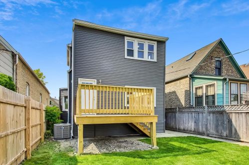 2830 Barry Ave, Chicago IL  60618-7016 exterior