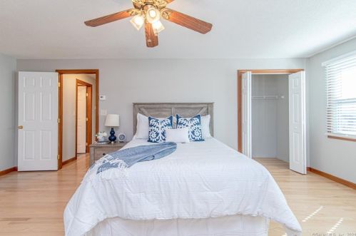 4 Celtic Ct, Enfield CT 06082-5777 exterior