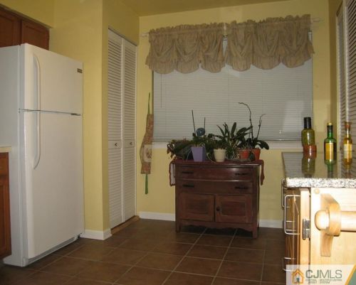 3801 Birchwood Ct, New Brunswick, NJ 08902-3908