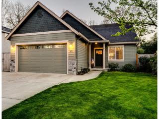 870 Bobolink Ave, Eugene, OR 97404-1512