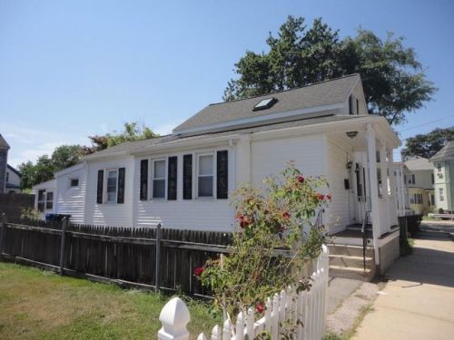 58 Gould St, Middletown, RI 02840-2144