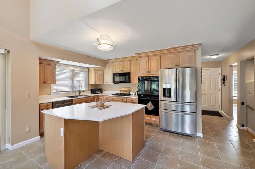 1039 Bloomview Cir, Rochester MI 48307-1728 exterior