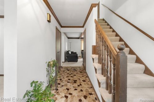 281 Rose Brier Dr, Rochester, MI 48309-1124