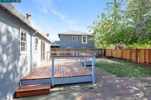 2704 Crescent Dr, Concord CA 94520-1919 exterior