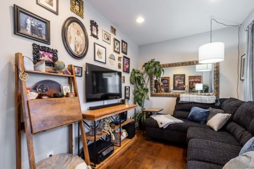 916 Hamilton St, Milwaukee, WI 53202-1529