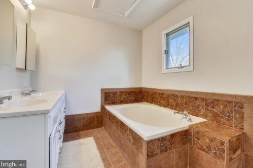 1904 Dundee Rd, Rockville MD 20850-3135 exterior