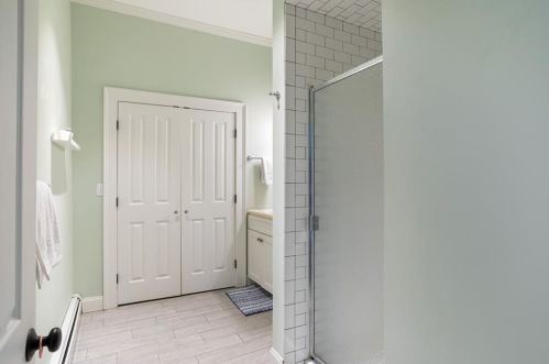 29 Champlin St, Middletown RI 02840-2879 exterior