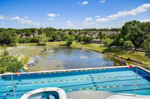 610 Crystal Crk Dr, Austin TX 78746-4728 exterior