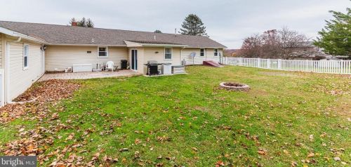 33 Vly Vw Dr, Hanover PA 17331-8307 exterior