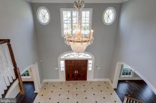 884 Alvermar Rdg Dr, Mc Lean VA 22102-1435 exterior