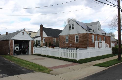 84 Fairfield St, Valley Stream, NY 11581-1824