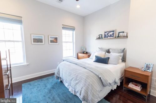 2342 Carpenter St, Philadelphia PA 19146-2418 exterior