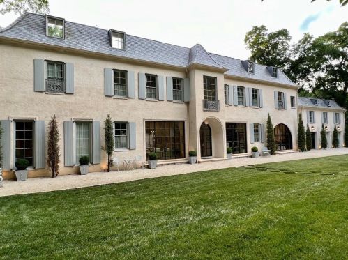 3570 Knollwood Dr, Atlanta, GA 30305-1022