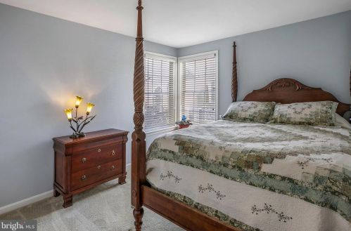 7513 Cross Gate Ln, Alexandria VA 22315-4619 exterior