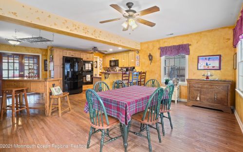 142 Beechwood Dr, Red Bank NJ 07702 exterior