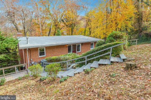 5837 Biscayne Dr, Alexandria VA  22303-1925 exterior