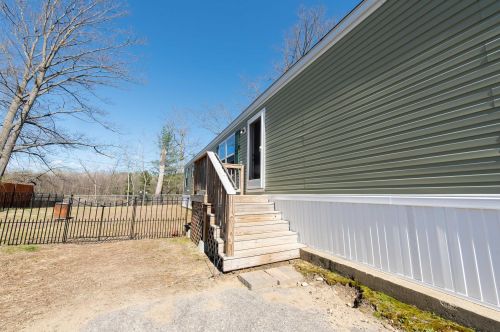 52 Longmeadow Dr, Concord NH 03301-3413 exterior