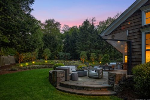 19 Pequot Trl, Westport CT 06880-2929 exterior