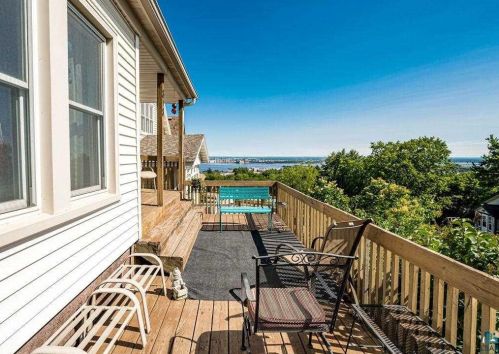 818 Voss Ave, Duluth, MN 55806-1255