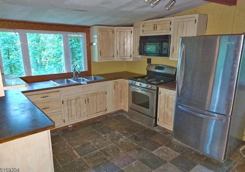 8 Hillcrest Trl, Andover, NJ 07821-3149