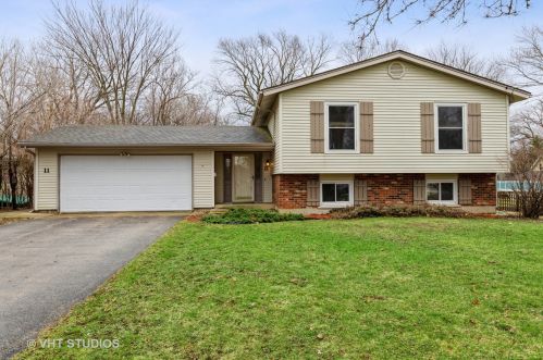 11 Dole Ave, Bull Valley, IL 60014-5807