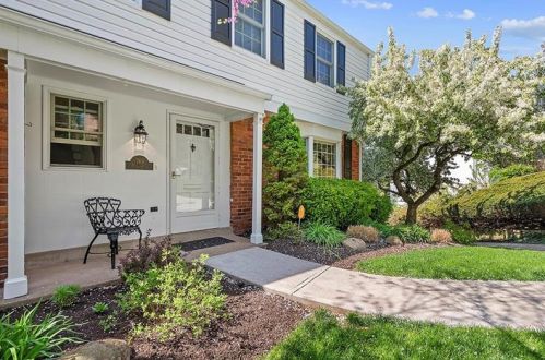 769 Pinoak Rd, Pittsburgh, PA 15243-1158