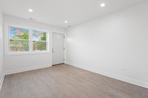 5433 Damen Ave, Chicago IL 60609-5647 exterior