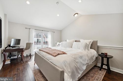 202 Admirals Way, Philadelphia PA 19146-5213 exterior