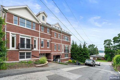 7 Casta Ln, Edgewater NJ 07020-1504 exterior