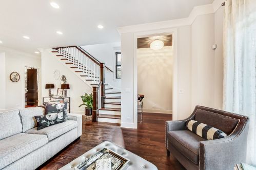 3831 Ravenswood Ave, Chicago IL 60613-2419 exterior