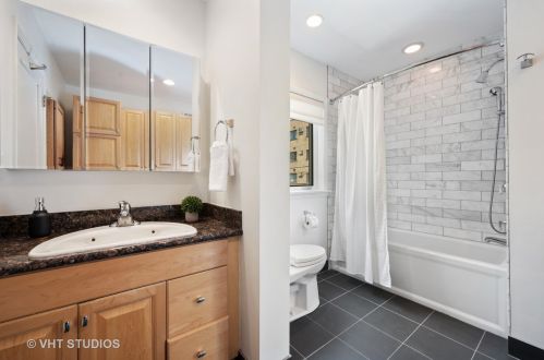 414 Wellington Ave, Chicago IL  60657-5804 exterior