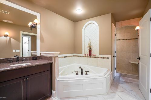 2068 Tall Pne Dr, Grand Rapids MI 49546-7923 exterior