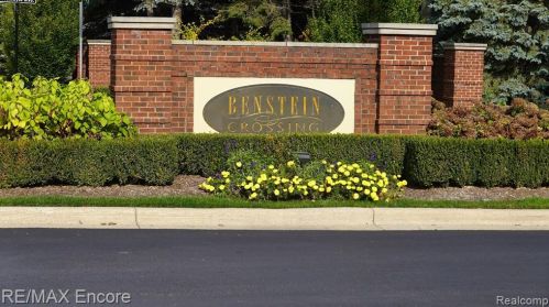 1195 Andover Cir, Walled Lake, MI 48390-2252