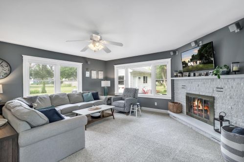 8125 Lk Wood Dr, Kalamazoo MI 49002-4338 exterior