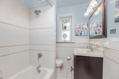 113 237 St, Bronx NY 10470-2006 exterior