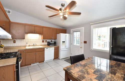 10201 Jonen St, Milwaukee, WI 53224-5228