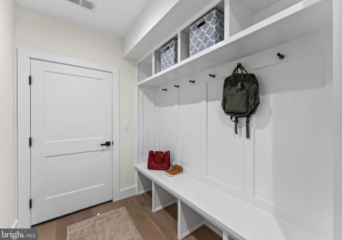 1327 Mayflower Dr, Mc Lean VA 22101-3405 exterior