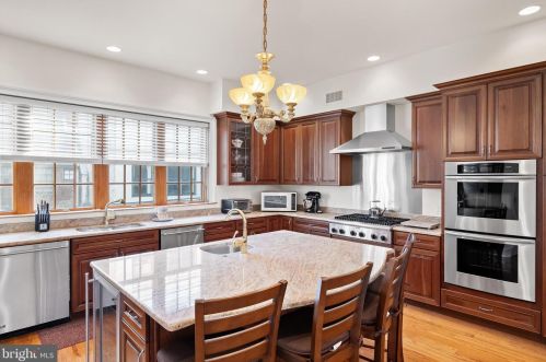 124 Bainbridge St, Philadelphia PA 19147-1866 exterior