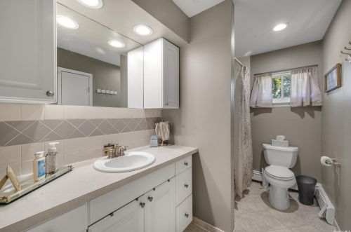 15 Farmstead Rd, Commack NY 11725-1506 exterior