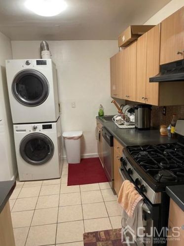 211 College Dr, Edison NJ 08817-5951 exterior