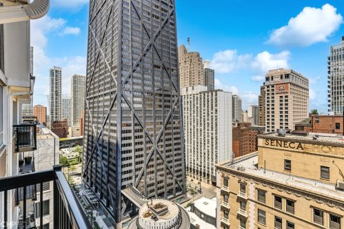 201 Chestnut St, Chicago IL  60611-2358 exterior